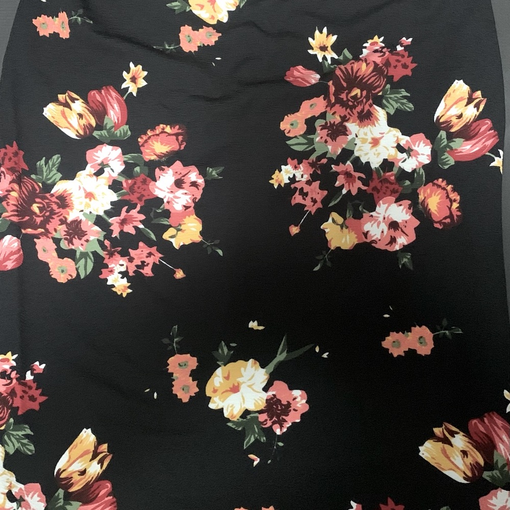 XL knee length pencil flowered skirt New Never worn